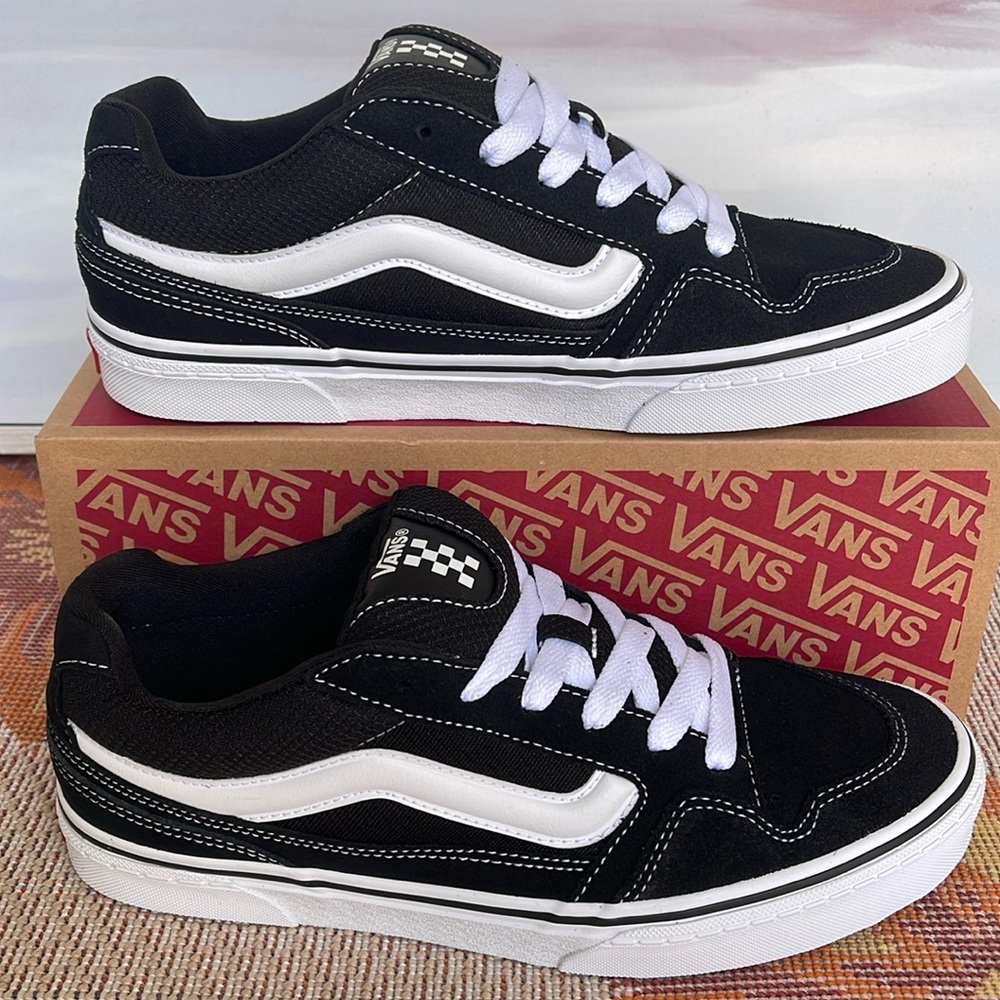 Vans Men’s Caldrone
Suede/Mesh Black/White
VN0A5JM2BA2
Sneakers